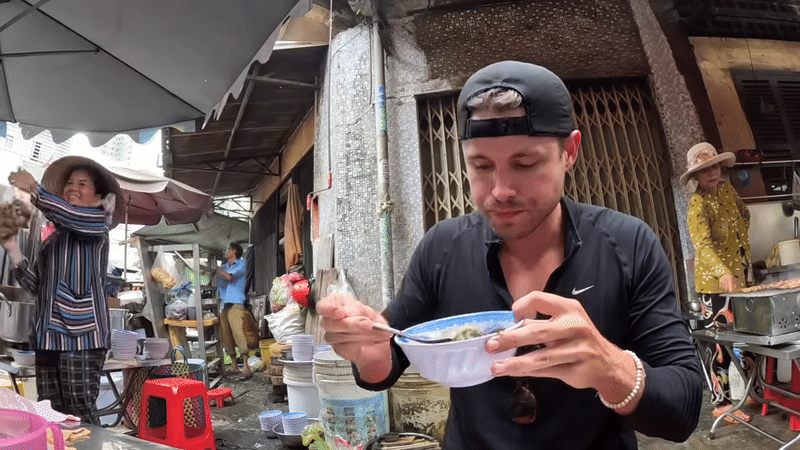 Khách Tây ăn món giá chỉ hơn 1 đô ở khu chợ Việt, nhận xét một thứ: "Tôi không nghĩ mình lại nghiện nó"- Ảnh 5.