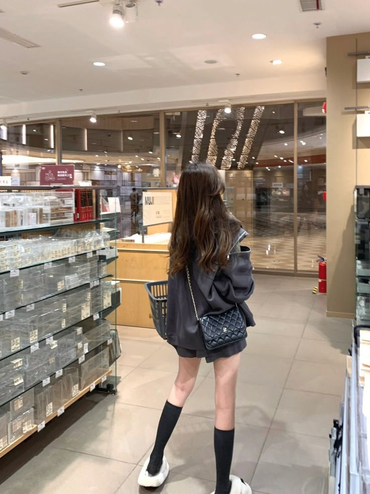 Mỗi lần bạn lướt story, ví lại mỏng đi một chút: 