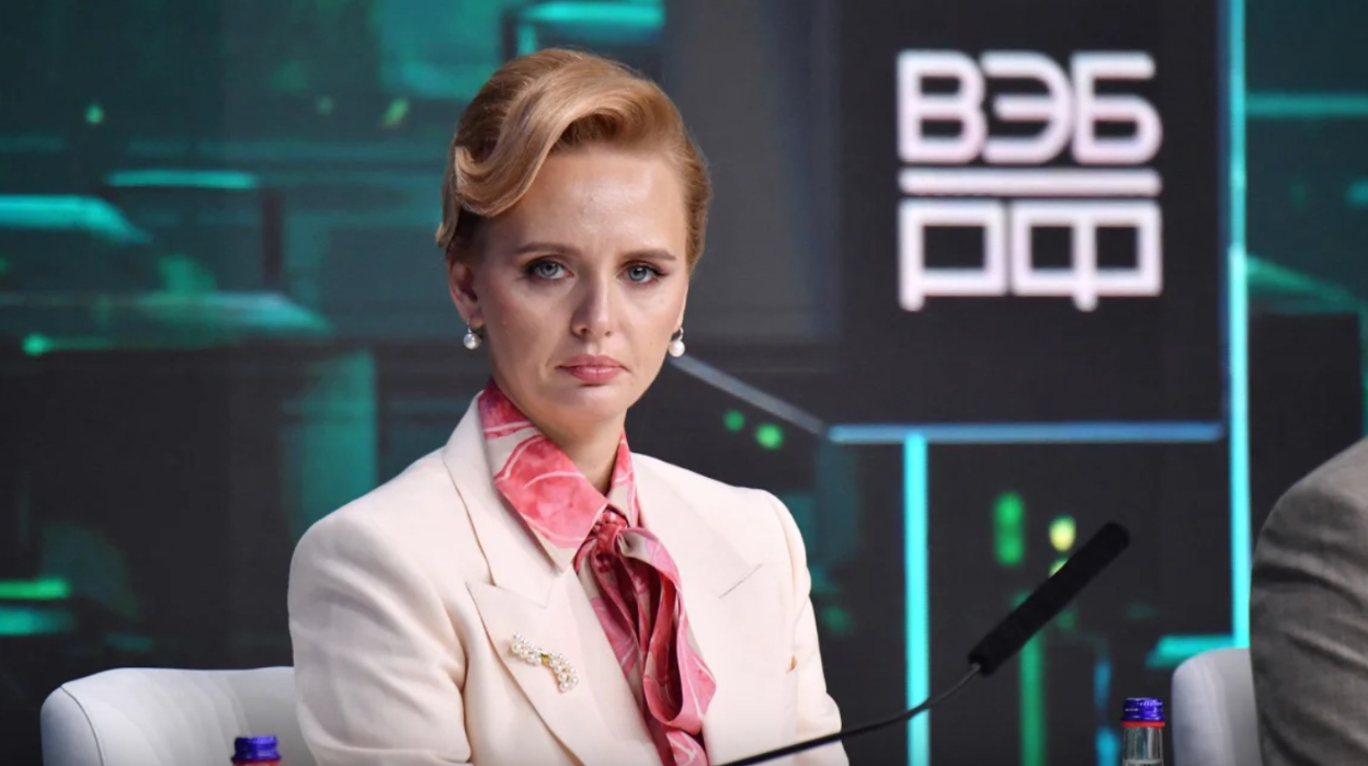 Lộ diện hai người con gái kín tiếng của Tổng thống Putin: Xinh đẹp chuẩn búp bê Nga, thông thạo 3 thứ tiếng, nhìn vào sự nghiệp mới là đáng nể- Ảnh 1.