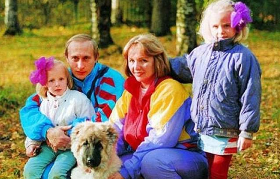 Lộ diện hai người con gái kín tiếng của Tổng thống Putin: Xinh đẹp chuẩn búp bê Nga, thông thạo 3 thứ tiếng, nhìn vào sự nghiệp mới là đáng nể- Ảnh 2.