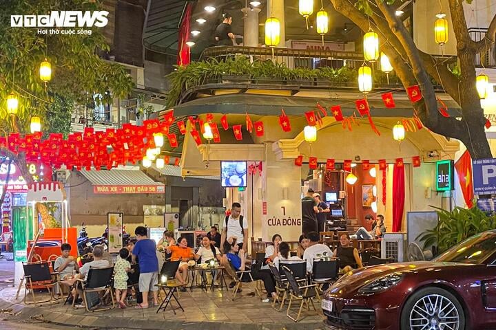 Hà Nội vào cao điểm nắng nóng, quán giải khát chật như nêm- Ảnh 5.