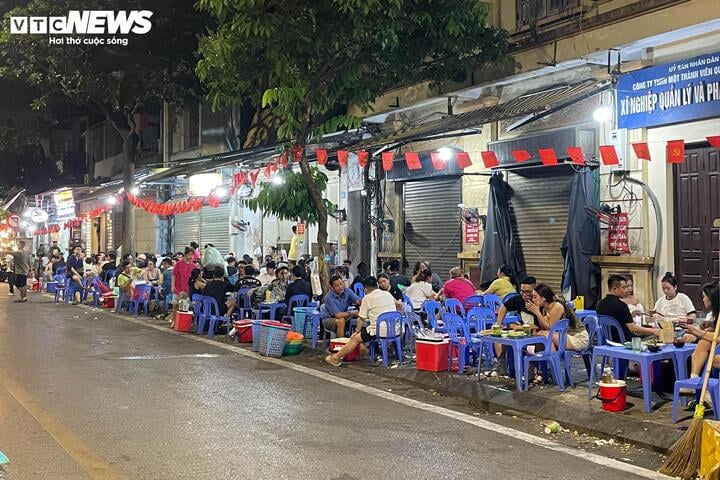 Hà Nội vào cao điểm nắng nóng, quán giải khát chật như nêm- Ảnh 2.