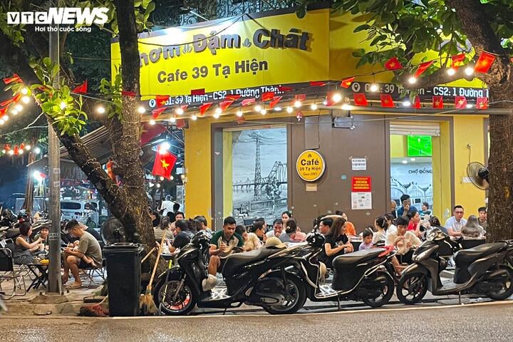 Hà Nội vào cao điểm nắng nóng, quán giải khát chật như nêm- Ảnh 4.