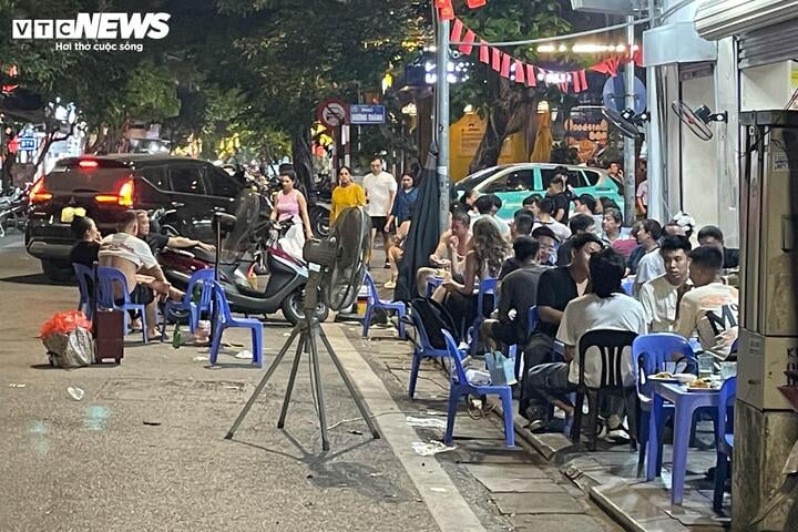 Hà Nội vào cao điểm nắng nóng, quán giải khát chật như nêm- Ảnh 3.