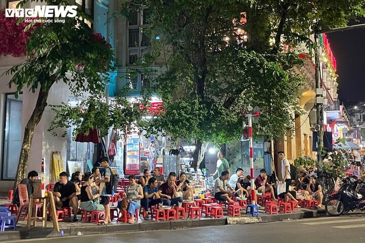 Hà Nội vào cao điểm nắng nóng, quán giải khát chật như nêm- Ảnh 16.
