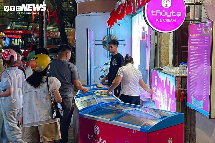 Hà Nội vào cao điểm nắng nóng, quán giải khát chật như nêm- Ảnh 13.