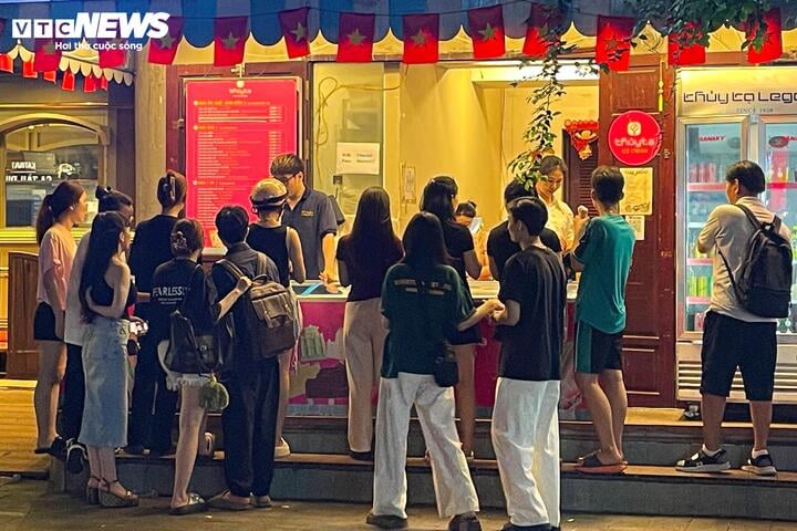 Hà Nội vào cao điểm nắng nóng, quán giải khát chật như nêm- Ảnh 14.