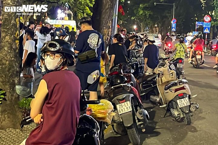 Hà Nội vào cao điểm nắng nóng, quán giải khát chật như nêm- Ảnh 15.