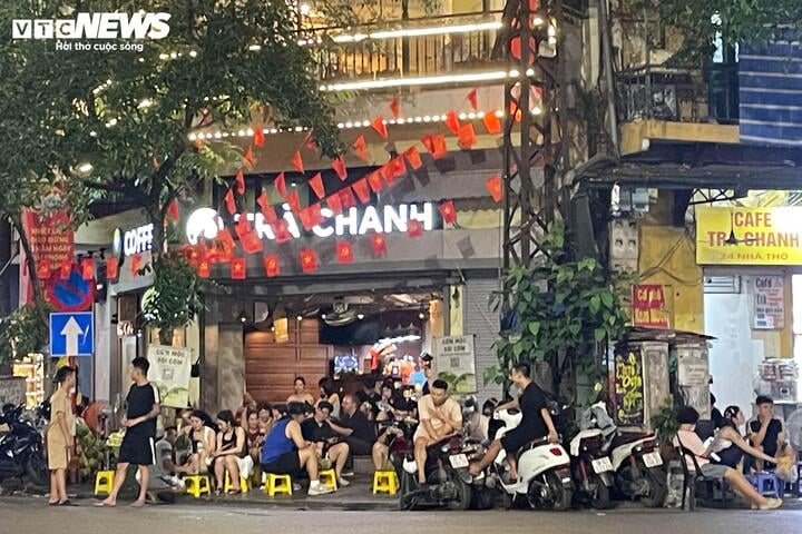 Hà Nội vào cao điểm nắng nóng, quán giải khát chật như nêm- Ảnh 9.