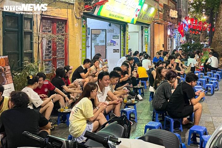 Hà Nội vào cao điểm nắng nóng, quán giải khát chật như nêm- Ảnh 10.