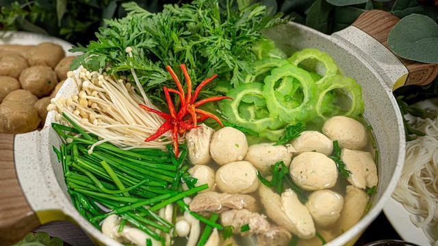 Khách Tây ăn món giá chỉ hơn 1 đô ở khu chợ Việt, nhận xét một thứ: "Tôi không nghĩ mình lại nghiện nó"- Ảnh 6.