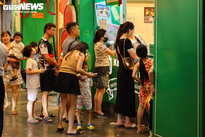 Hà Nội vào cao điểm nắng nóng, quán giải khát chật như nêm- Ảnh 12.