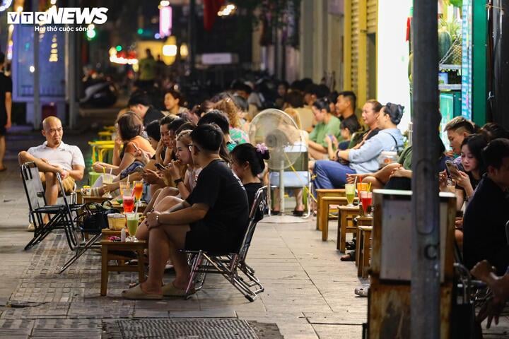 Hà Nội vào cao điểm nắng nóng, quán giải khát chật như nêm- Ảnh 7.