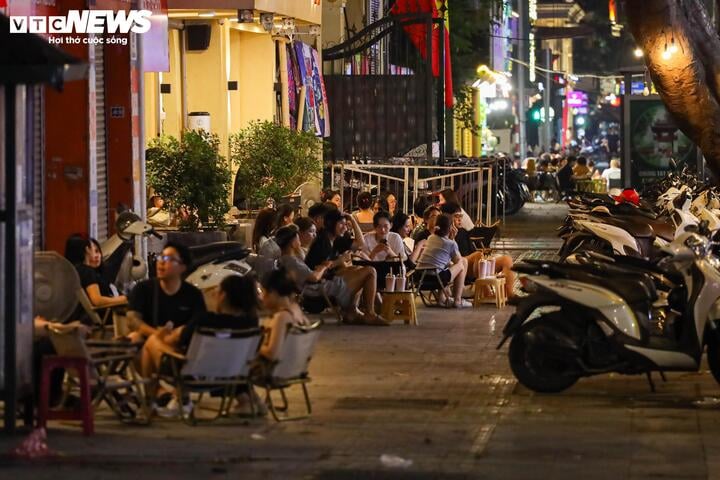 Hà Nội vào cao điểm nắng nóng, quán giải khát chật như nêm- Ảnh 6.