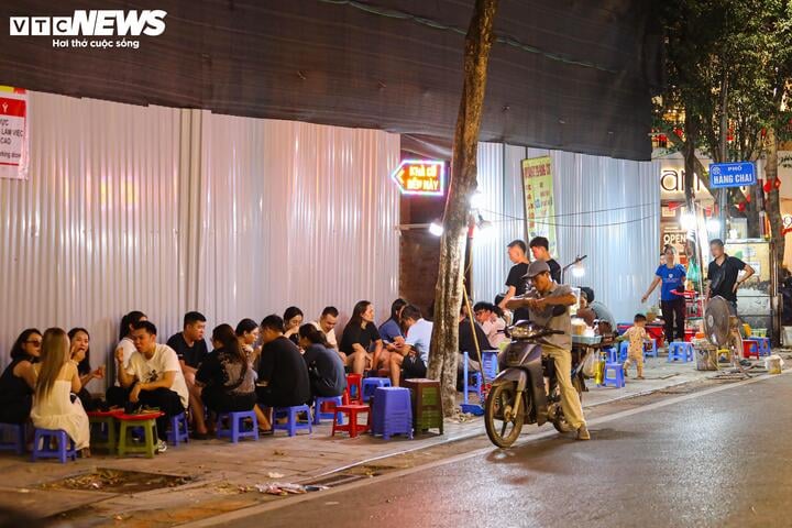 Hà Nội vào cao điểm nắng nóng, quán giải khát chật như nêm- Ảnh 18.