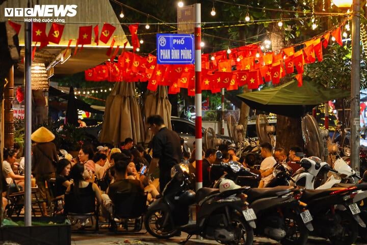 Hà Nội vào cao điểm nắng nóng, quán giải khát chật như nêm- Ảnh 8.