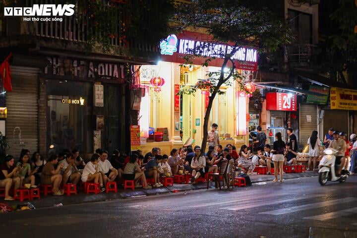Hà Nội vào cao điểm nắng nóng, quán giải khát chật như nêm- Ảnh 17.