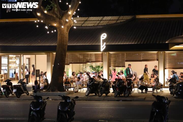 Hà Nội vào cao điểm nắng nóng, quán giải khát chật như nêm- Ảnh 1.