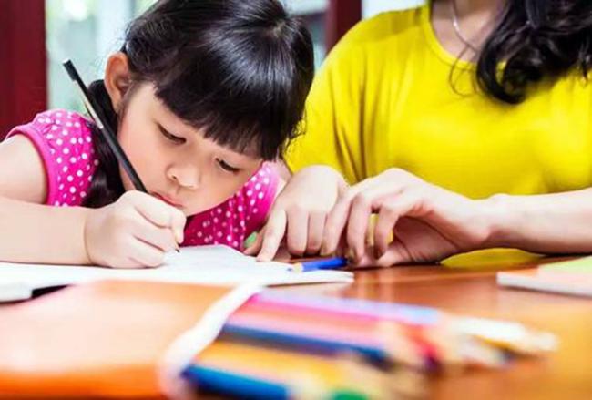 Con gái 7 tuổi mê vẽ rắn còn đoạt cả giải thưởng, bố mẹ tự hào nhưng cô giáo xem xong lập tức cau mày: "Báo cảnh sát đi!"- Ảnh 2. Con gái 7 tuổi mê vẽ rắn còn đoạt cả giải thưởng, bố mẹ tự hào nhưng cô giáo xem xong lập tức cau mày: "Báo cảnh sát đi!"- Ảnh 2.