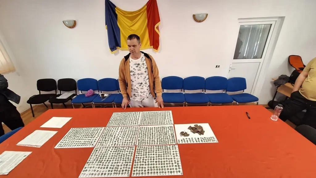 Marius Mangeac đã phát hiện ra một kho báu tiền xu cổ khi đang đi dạo với máy dò kim loại của mình. (Ảnh: Marius Mangeac/Facebook)