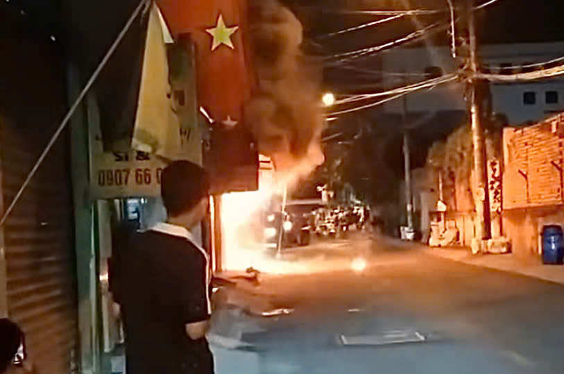 Cháy lớn nửa đêm ở TP HCM, một người tử vong- Ảnh 1.