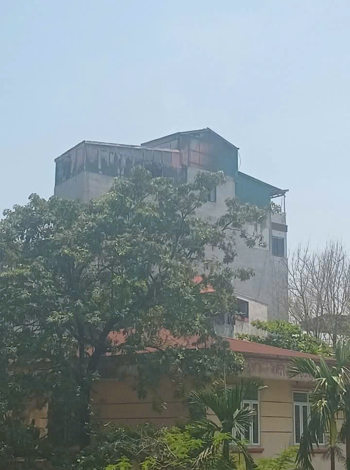 Hà Nội: Cháy nhà cao tầng trong ngõ Triều Khúc, nhiều người bỏ chạy ra ngoài- Ảnh 2. Hà Nội: Cháy nhà cao tầng trong ngõ Triều Khúc, nhiều người bỏ chạy ra ngoài- Ảnh 2.