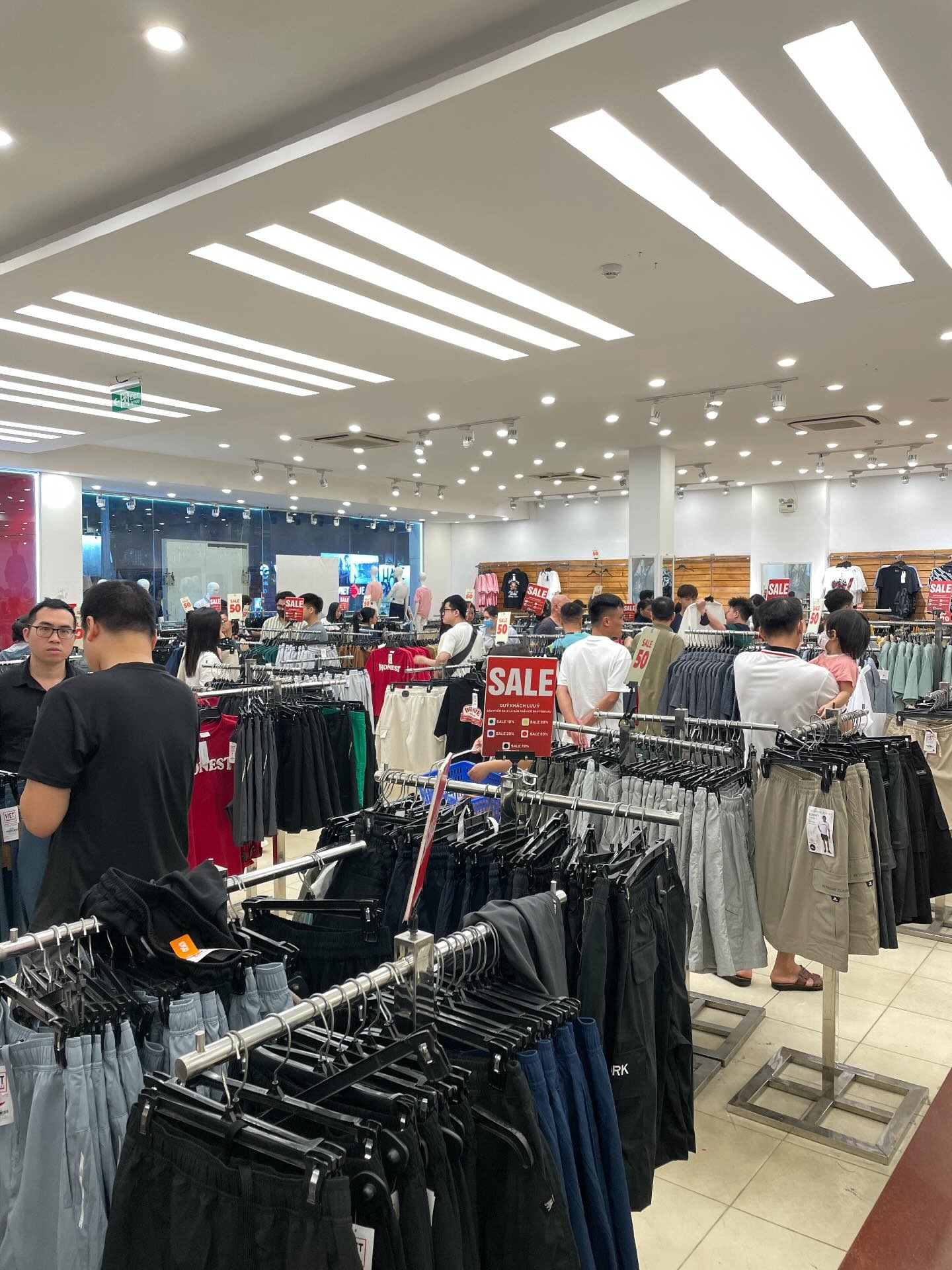 Cõi mạng đồn brand thời trang Việt 22 năm tuổi đóng cửa: Dân tình xếp hàng dài mua đồ sale sập sàn trong nước mắt- Ảnh 7.