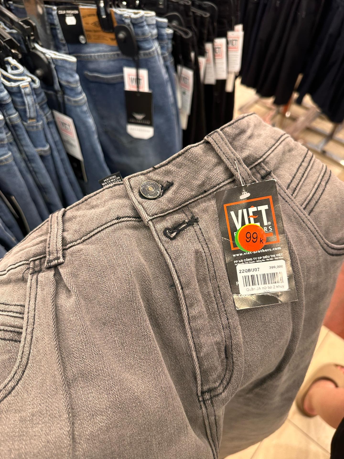 Cõi mạng đồn brand thời trang Việt 22 năm tuổi đóng cửa: Dân tình xếp hàng dài mua đồ sale sập sàn trong nước mắt- Ảnh 5.