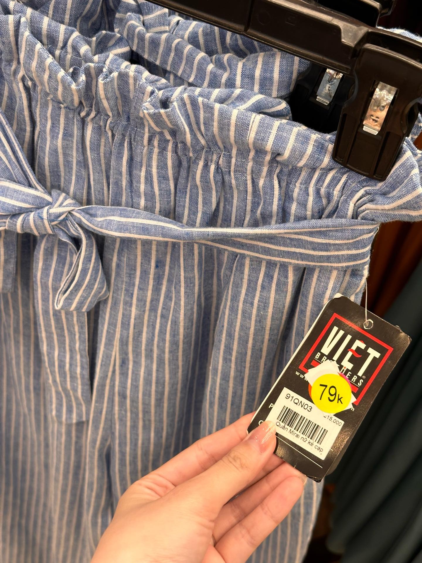 Cõi mạng đồn brand thời trang Việt 22 năm tuổi đóng cửa: Dân tình xếp hàng dài mua đồ sale sập sàn trong nước mắt- Ảnh 6.