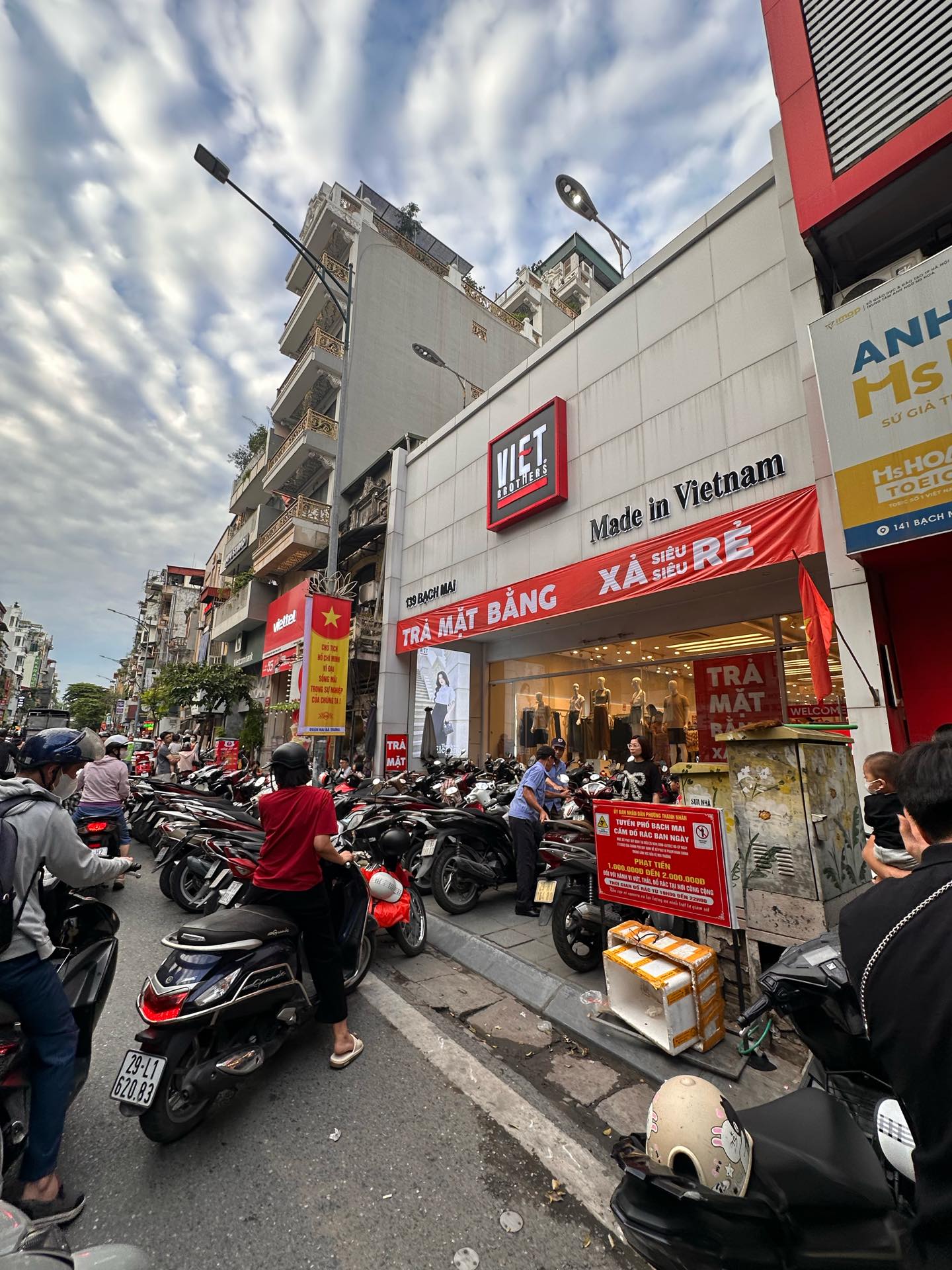 Cõi mạng đồn brand thời trang Việt 22 năm tuổi đóng cửa: Dân tình xếp hàng dài mua đồ sale sập sàn trong nước mắt- Ảnh 2.