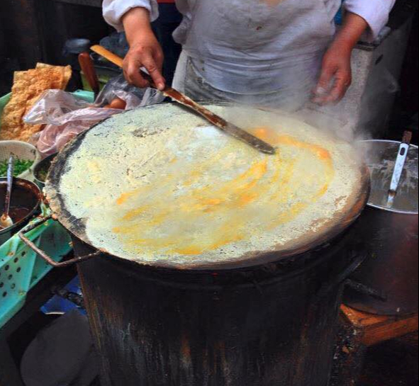 Giữa bão sa thải, người đàn ông này vẫn kiếm bộn tiền, mua 4 căn nhà thành phố chỉ nhờ quầy bánh trứng nhỏ: Tiền không khó kiếm, chỉ cần chăm chỉ và thông minh!- Ảnh 2. Giữa bão sa thải, người đàn ông này vẫn kiếm bộn tiền, mua 4 căn nhà thành phố chỉ nhờ quầy bánh trứng nhỏ: Tiền không khó kiếm, chỉ cần chăm chỉ và thông minh!- Ảnh 2.