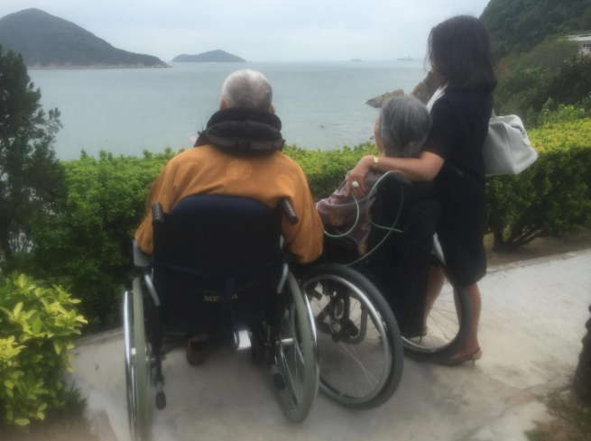 Bật khóc trước hồi ký của cô gái viết về người mẹ qua đời vì bệnh Alzheimer: "Bà ấy đã ra đi, cuối cùng mẹ cũng được tự do”- Ảnh 2.