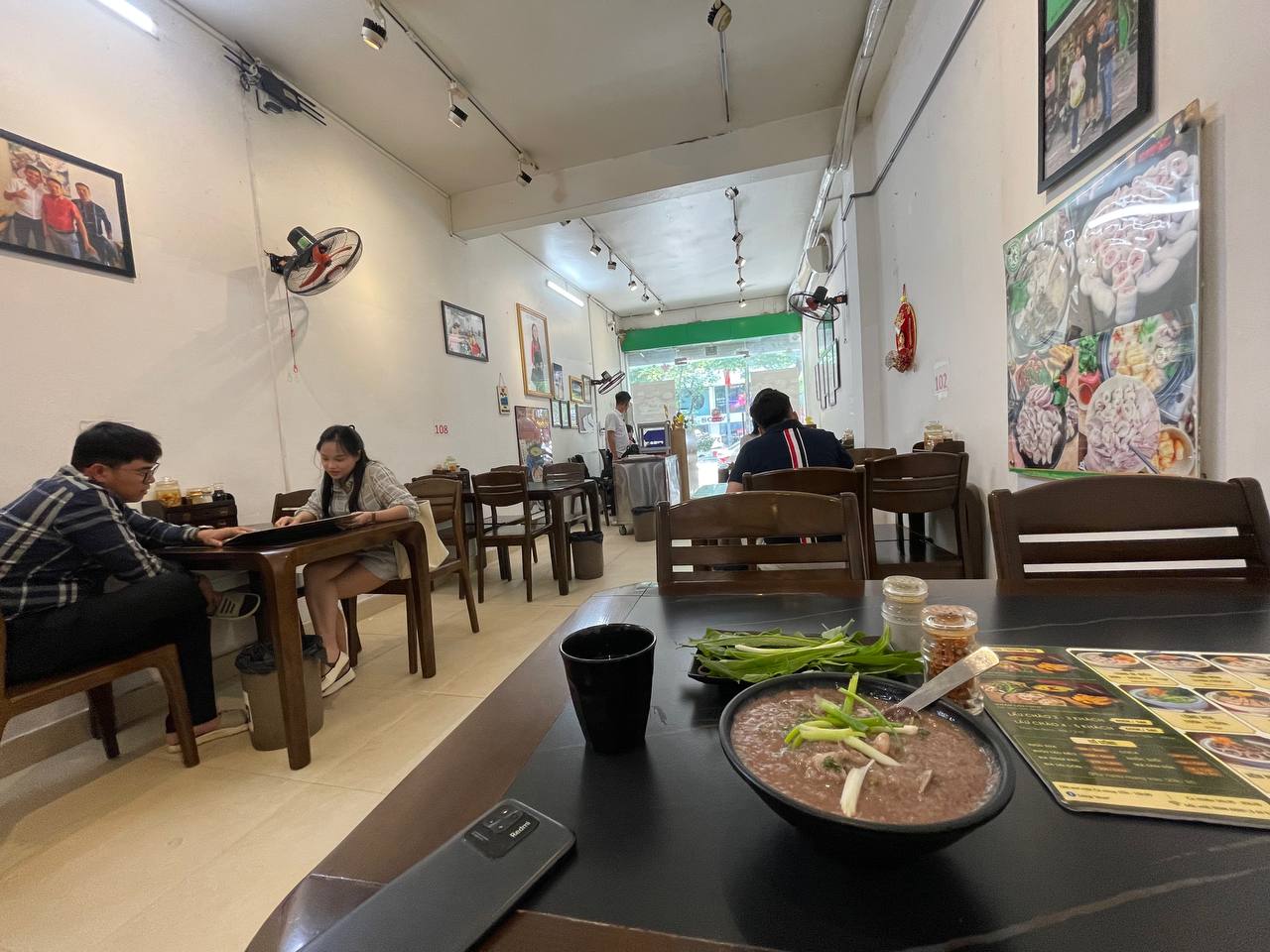 Lòng Chát Quán chính thức mở cửa lại sau lùm xùm “lòng se điếu 40m”, lượng khách hàng ghé quán gây chú ý- Ảnh 3. Lòng Chát Quán chính thức mở cửa lại sau lùm xùm “lòng se điếu 40m”, lượng khách hàng ghé quán gây chú ý- Ảnh 3.