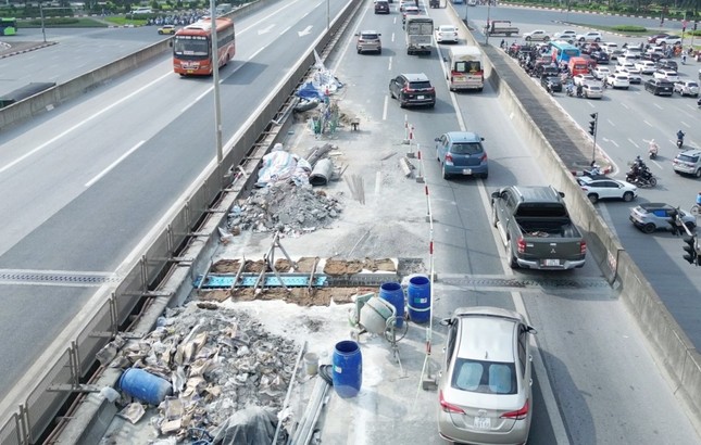 Hà Nội: Đường trên cao Vành đai 3 tiếp tục ùn tắc- Ảnh 3.