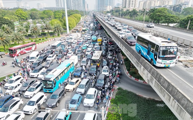 Hà Nội: Đường trên cao Vành đai 3 tiếp tục ùn tắc- Ảnh 6.