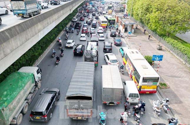 Hà Nội: Đường trên cao Vành đai 3 tiếp tục ùn tắc- Ảnh 7.