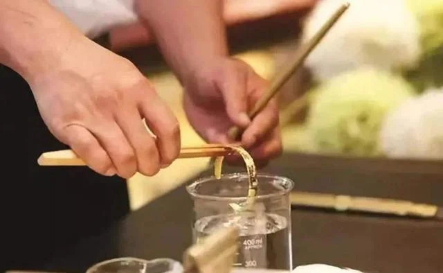 Vòng vàng chảy chất lỏng lạ và mất luôn 1.7 gram, chủ cửa hàng đáp trả bằng 1 câu khiến ai cũng phẫn nộ- Ảnh 2.