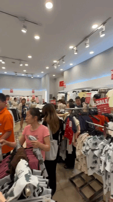 Cõi mạng đồn brand thời trang Việt 22 năm tuổi đóng cửa: Dân tình xếp hàng dài mua đồ sale sập sàn trong nước mắt- Ảnh 11.