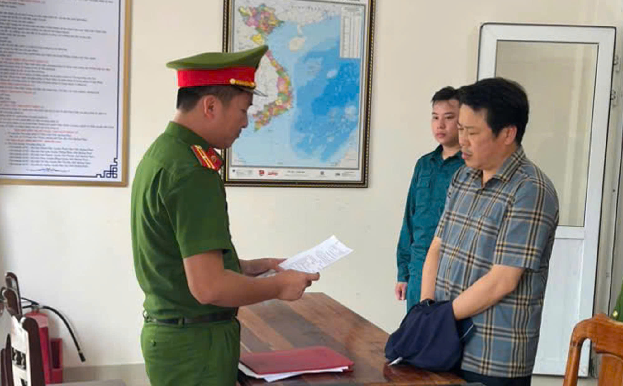 Bắt Giám đốc Công ty Trung Trung Bộ ở Quảng Nam- Ảnh 1. Bắt Giám đốc Công ty Trung Trung Bộ ở Quảng Nam- Ảnh 1.