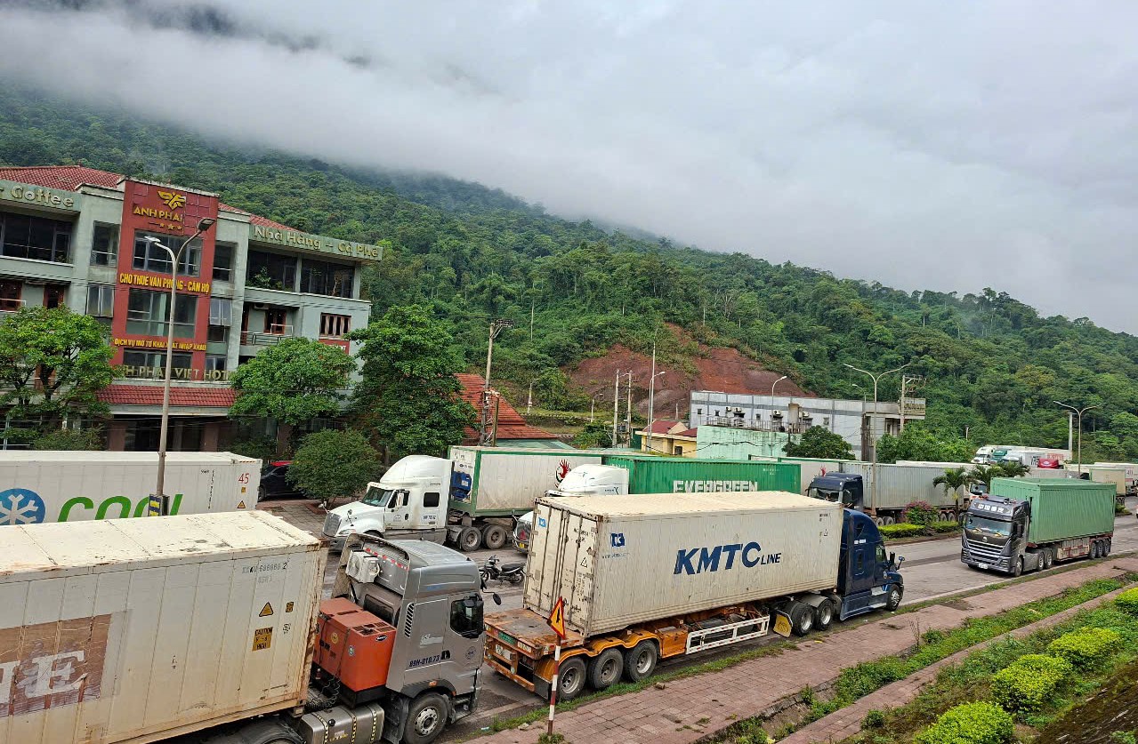 Giao thông ở cửa khẩu Cha Lo tê liệt vì đường ở Lào hư hỏng- Ảnh 1.