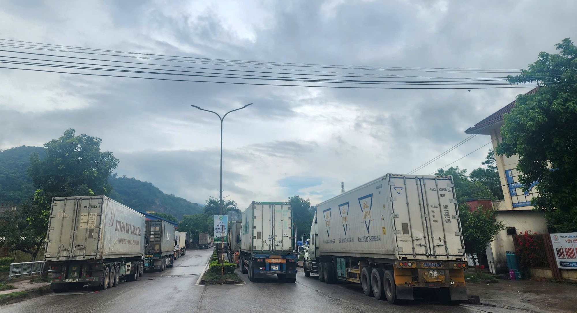 Giao thông ở cửa khẩu Cha Lo tê liệt vì đường ở Lào hư hỏng- Ảnh 9.