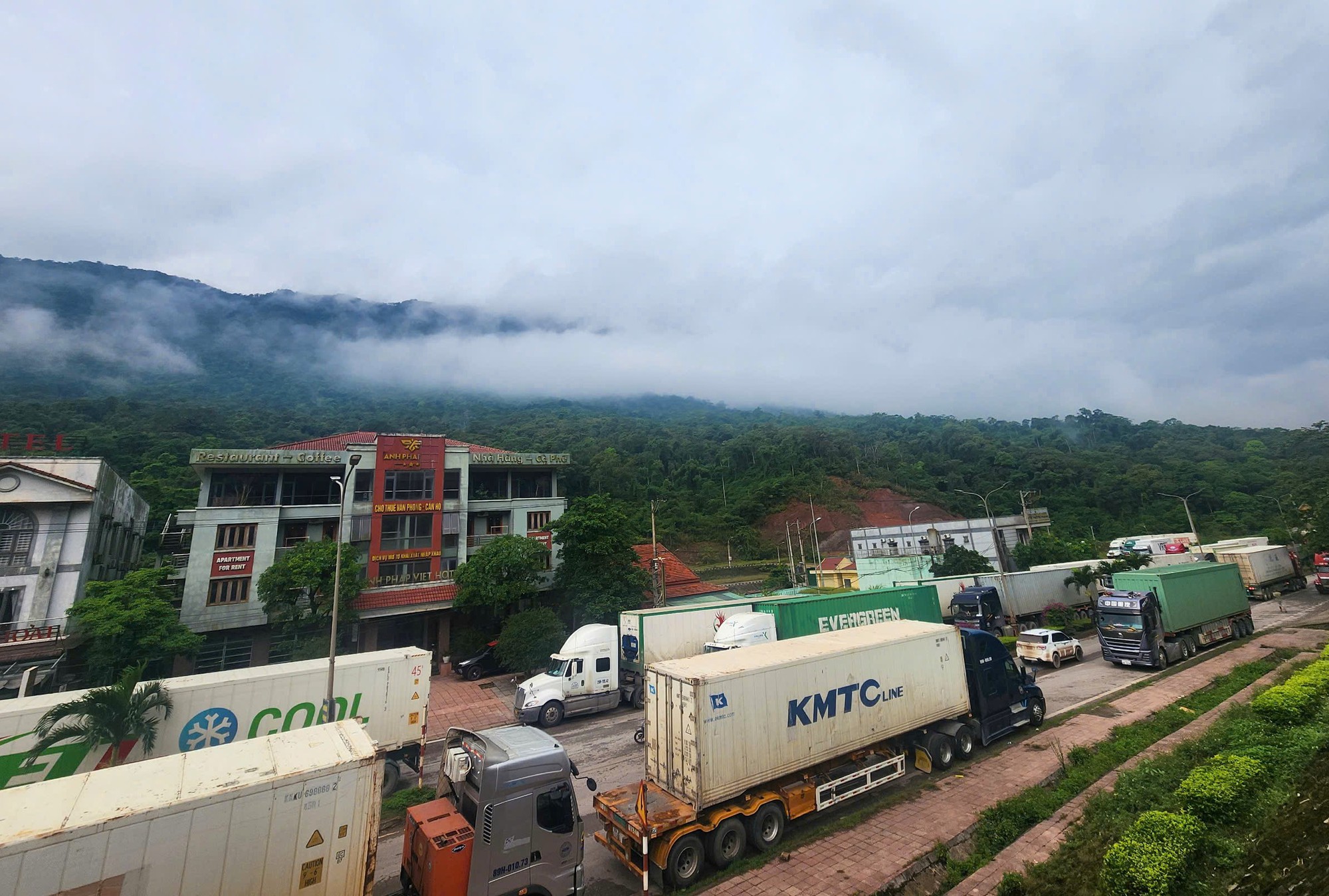 Giao thông ở cửa khẩu Cha Lo tê liệt vì đường ở Lào hư hỏng- Ảnh 10.