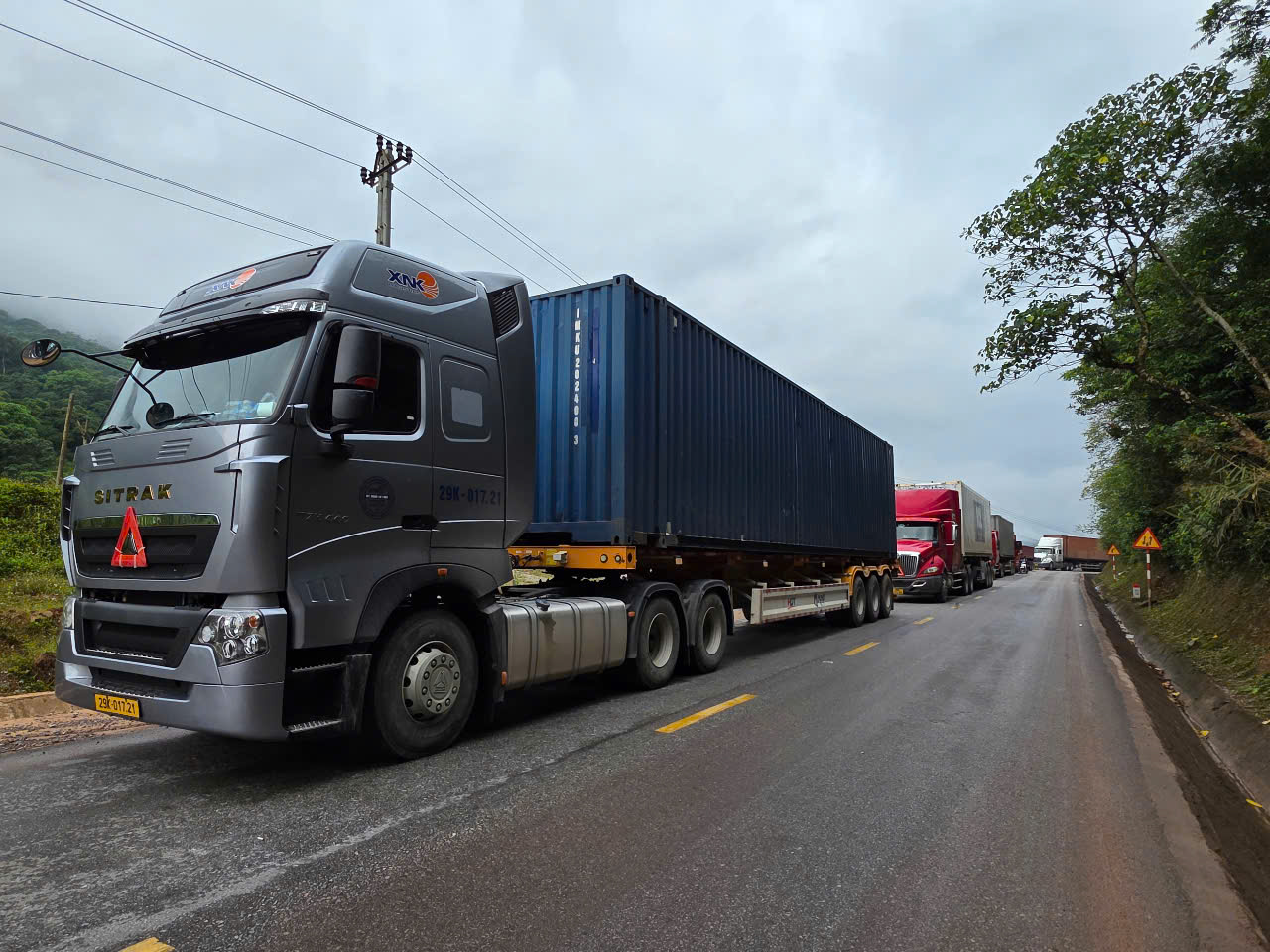 Giao thông ở cửa khẩu Cha Lo tê liệt vì đường ở Lào hư hỏng- Ảnh 2.