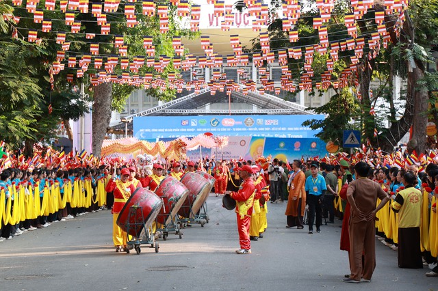 Toàn cảnh ngày rước xá lợi Phật về Chùa Quán Sứ ở Hà Nội- Ảnh 52.