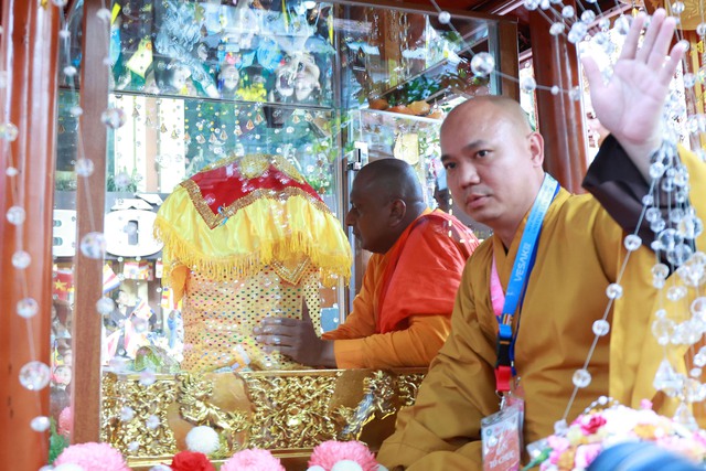 Toàn cảnh ngày rước xá lợi Phật về Chùa Quán Sứ ở Hà Nội- Ảnh 48.