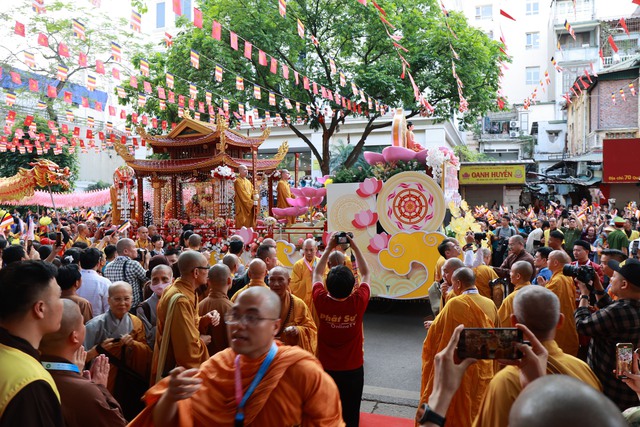 Toàn cảnh ngày rước xá lợi Phật về Chùa Quán Sứ ở Hà Nội- Ảnh 47.