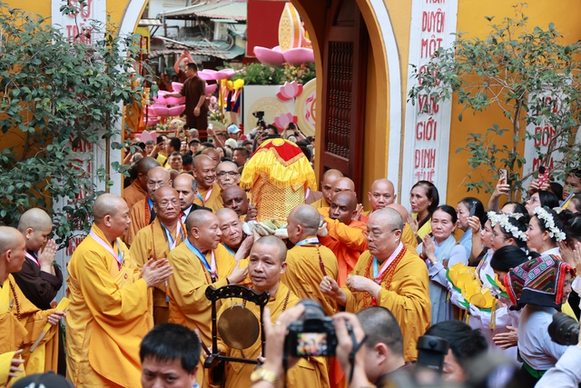 Toàn cảnh ngày rước xá lợi Phật về Chùa Quán Sứ ở Hà Nội- Ảnh 46.