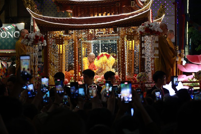 Toàn cảnh ngày rước xá lợi Phật về Chùa Quán Sứ ở Hà Nội- Ảnh 23.