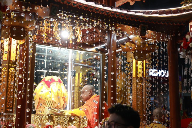 Toàn cảnh ngày rước xá lợi Phật về Chùa Quán Sứ ở Hà Nội- Ảnh 21.