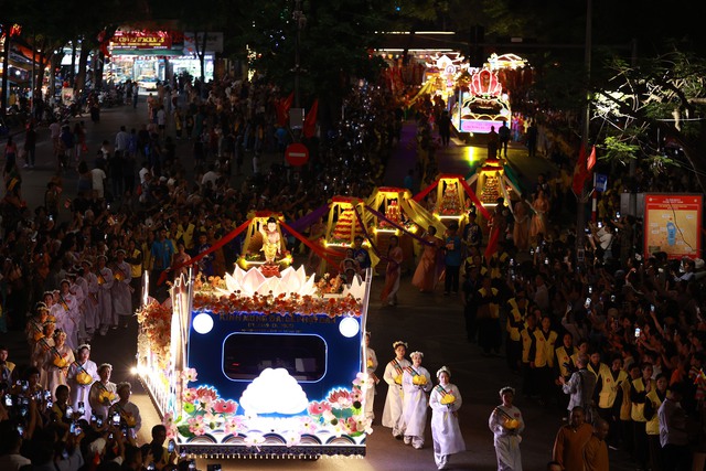 Toàn cảnh ngày rước xá lợi Phật về Chùa Quán Sứ ở Hà Nội- Ảnh 20.